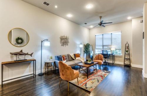 Old East Dallas House | CozySuites Uptown 3BR King Beds Skyline View