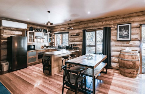 Sawmill Settlement Cabin | Cuan Den Log Cabin - Unique High Country Escape