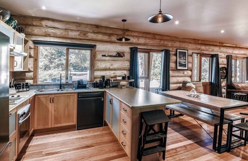 Sawmill Settlement Cabin | Cuan Den Log Cabin - Unique High Country Escape