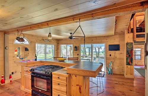 Cullowhee Cottage | Cullowhee Getaway w/Fireplace on Private Meadow