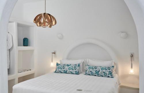 Santa Maria Bed & Breakfast | CYCLADES - Semi Based Apartment with Indoor Garden - Part Of White Dunes Luxury Boutique Hotel