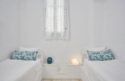 Santa Maria Bed & Breakfast | CYCLADES - Semi Based Apartment with Indoor Garden - Part Of White Dunes Luxury Boutique Hotel