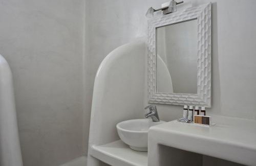 Santa Maria Bed & Breakfast | CYCLADES - Semi Based Apartment with Indoor Garden - Part Of White Dunes Luxury Boutique Hotel