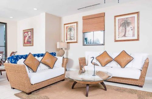 Coco House | Dazzling End Unit in Coco with Lots of Windows and Light Sleeps 8