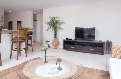 Coco House | Dazzling End Unit in Coco with Lots of Windows and Light Sleeps 8