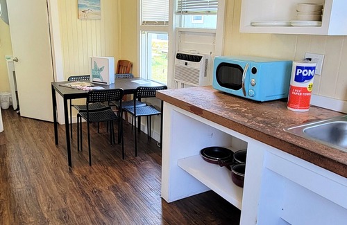 Port Aransas Cottage | DB 10 High Tide-1 BR Cottage, Living Room, Kitchenette, Walk to Beach, Dogs OK!