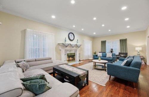 Montgomery Village House | DC Luxury Retreat in Forest Spacious Full of Fun