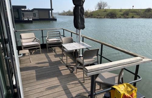 Montfort Boat Rental | De Maasterp - woonboot 14