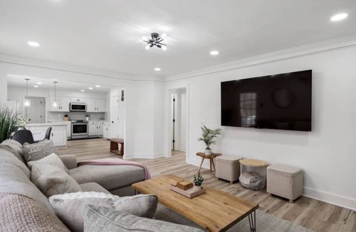Decatur House | Decatur Estate: 6 Bedrooms, Game Room, Elegant Design