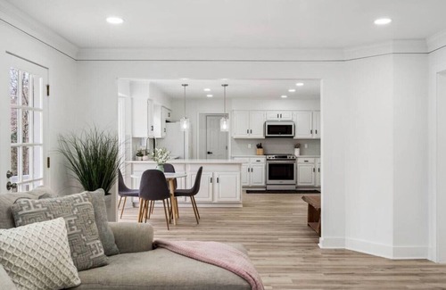 Decatur House | Decatur Estate: 6 Bedrooms, Game Room, Elegant Design
