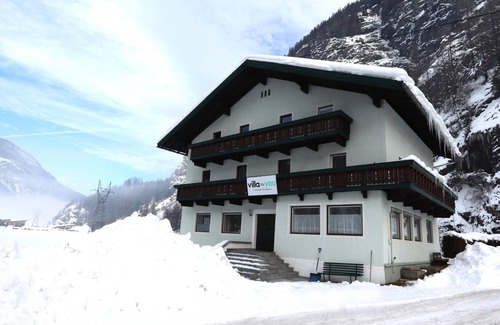 Huben House | Detached group house with ski storage room