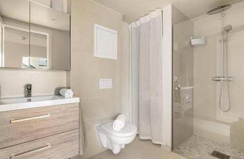 Bergen City Centre House | Dinbnb Apartments I Mid-City Luxury with Mini Balcony and Smart TV & Sound System