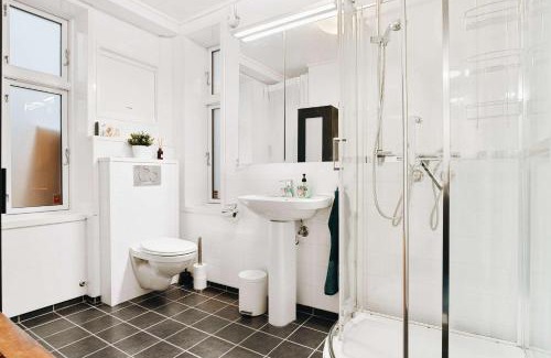 Bergen City Centre House | Dinbnb Home - History meets Modern I 3-Story Bergen House