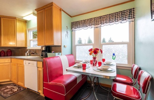 Bremerton House | Direct Ferry to Downtown Seattle; Pet-Friendly