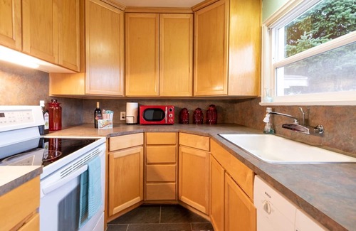Bremerton House | Direct Ferry to Downtown Seattle; Pet-Friendly