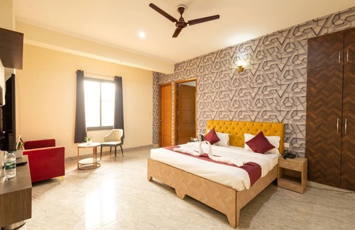 Sector 70 Hotel | Divine Hotels & Banquets