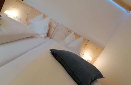 Feldkirchen in Kaernten Bed & Breakfast | Doppelzimmer Superior, Dusche Oder Bad, WC - Pension Fischinger