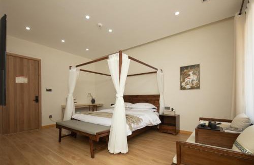 Mingsha Mountain and Crescent Spring Hotel | Dunhuang County Posthouse