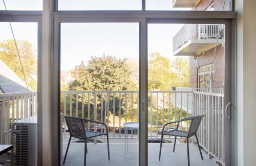 Lower East Side Apartment | East Side Luxury 1BR Apt - Near Brady and Fiserv with Balcony