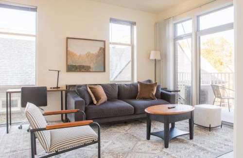Lower East Side Apartment | East Side Luxury 1BR Apt - Near Brady and Fiserv with Balcony