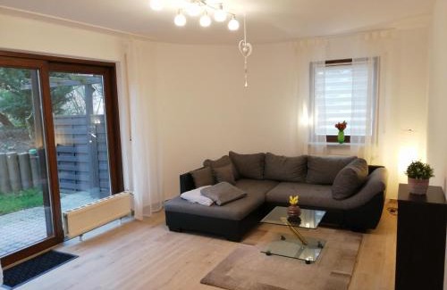 Schoeneck Apartment | Ebenerdige Ferienwohnung mit großer Terrasse in der Nähe des Waldes, zum wohlfühlen