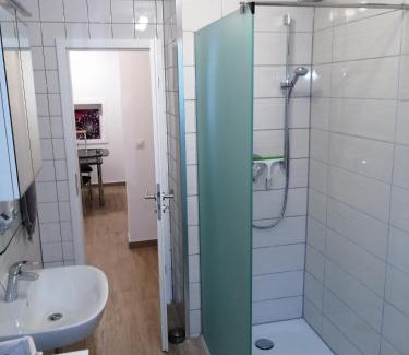 Schoeneck Apartment | Ebenerdige Ferienwohnung mit großer Terrasse in der Nähe des Waldes, zum wohlfühlen