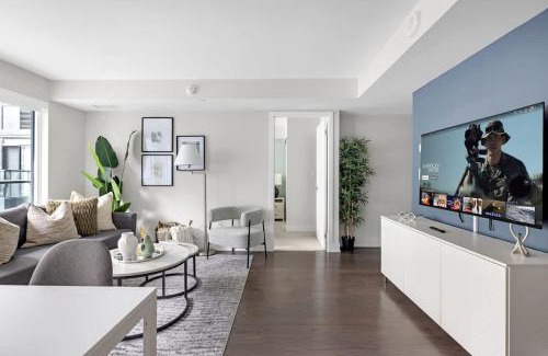 Bay Cloverhill Apartment | Elegant 2BR Condo in Downtown Toronto Sleeps 6