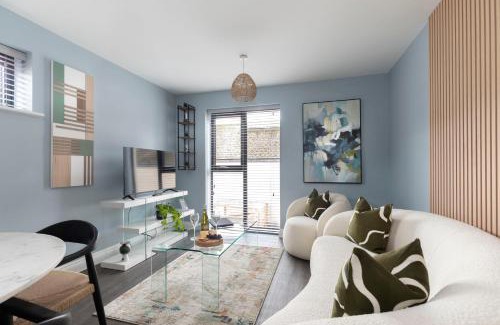 Gloucester Apartment | Elliot Oliver - Beautiful Two Bedroom Apartment With Parking in The Docks