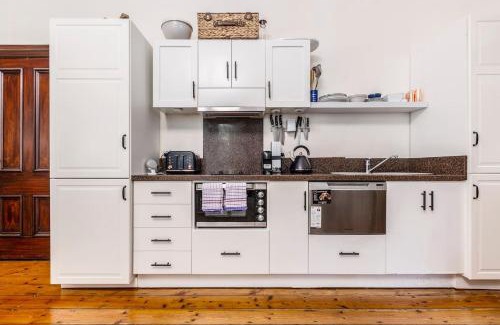 Elwood Apartment | Elwood Manor - A Restored Art-Deco Gem