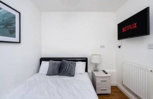 Landore Apartment | En-suite Flat - Kitchen - Quiet Near Shops & Bus