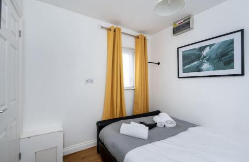 Landore Apartment | En-suite Flat - Kitchen - Quiet Near Shops & Bus