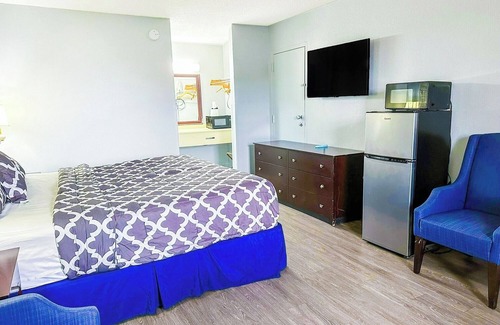 Madisonville Hotel | Enjoy Relaxing Nights with King Bed and Microwave and Fridge Near Attractions
