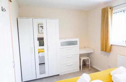Clearbrook House | Entire 2 Bedroom House near Derriford with Parking - Penny's Place