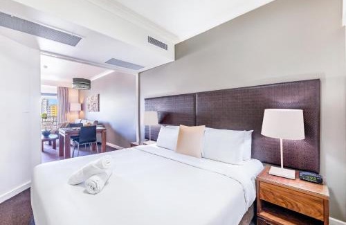 Darwin City Centre Apartment | 'Esplanade Ease' A Resort Balcony Pad with Pool