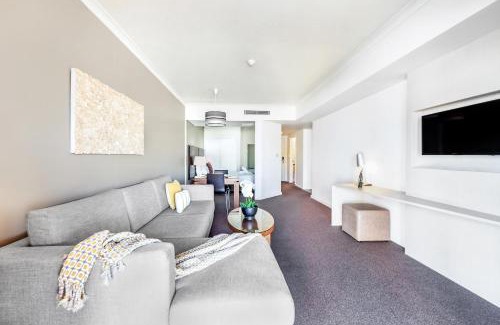 Darwin City Centre Apartment | 'Esplanade Ease' A Resort Balcony Pad with Pool