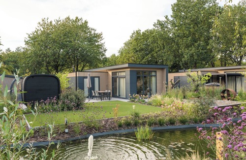 Lieren House | Essenburgh: Spacious and stylish home for 6 people with three bedrooms, a modern kitchen, a cozy outdoor space, and a private hot tub and sauna for ultimate relaxation. Enjoy luxury and nature in the Veluwe.
