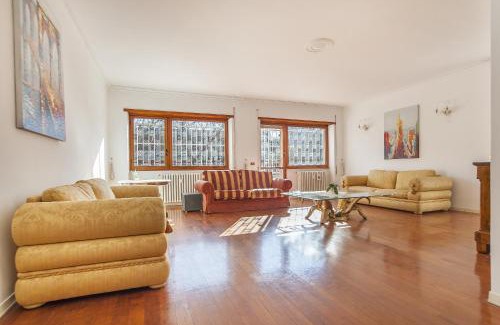 EUR Apartment | EUR Luminous and Large Family Terrace Apartment