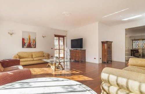 EUR Apartment | EUR Luminous and Large Family Terrace Apartment