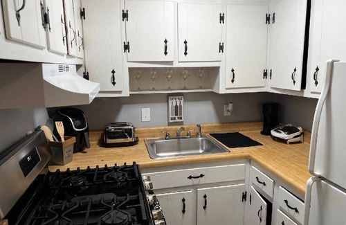 Lincoln Village Condo | Executive 1-bedroom condo with WiFi, AC, and swimming pool in Columbus OH.