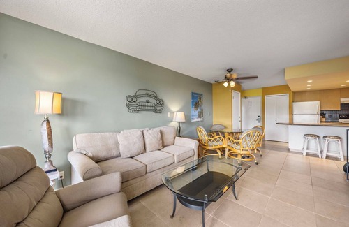 Kihei Apartment | Experience luxury in a spacious 900 sq ft condo in South Kihei, featuring 2 bedrooms with king beds