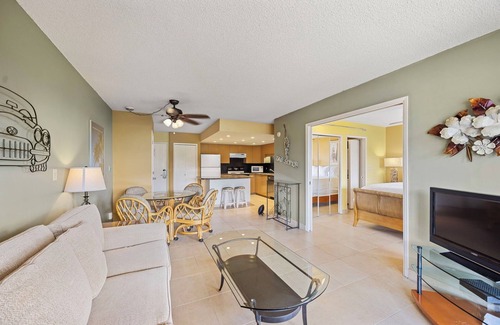 Kihei Apartment | Experience luxury in a spacious 900 sq ft condo in South Kihei, featuring 2 bedrooms with king beds