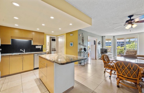 Kihei Apartment | Experience luxury in a spacious 900 sq ft condo in South Kihei, featuring 2 bedrooms with king beds
