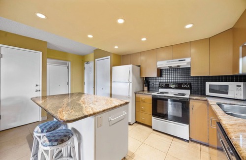 Kihei Apartment | Experience luxury in a spacious 900 sq ft condo in South Kihei, featuring 2 bedrooms with king beds