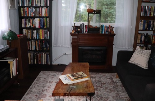Broadway Cabin | Extensive book libary and place to disconnect!