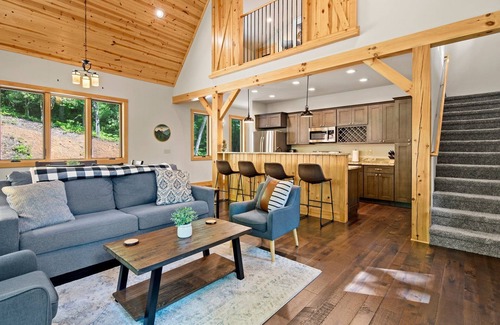 Spruce Pine Cabin | Fall Escape, Minutes to the Blue Ridge Pkwy + Firewood