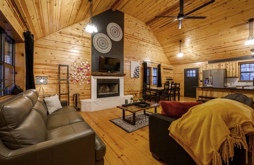 Broken Bow Cabin | π Fall specials! Updated Cabin πͺ΅ Creek π π₯ pit π