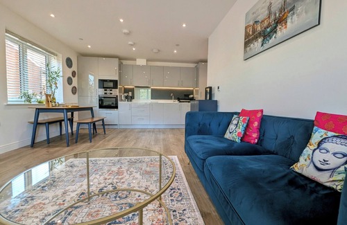 Epsom Apartment | Family Friendly Stay Near London | WiFi