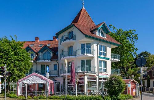 Zempin Apartment | Ferienwohnung Tine mit Balkon, Fahrrädern und Strandkorb im Sommer