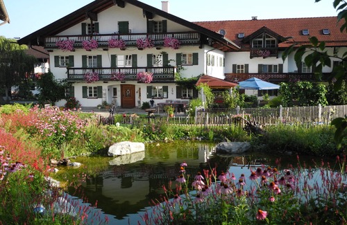 Bad Feilnbach Apartment | Ferienwohnung "Weintraube" 40 qm bis 3 Personen, 1. Obergeschoss, 1 separater Schlafraum, Südbalkon.