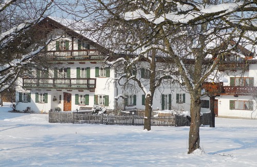 Bad Feilnbach Apartment | Ferienwohnung "Weintraube" 40 qm bis 3 Personen, 1. Obergeschoss, 1 separater Schlafraum, Südbalkon.